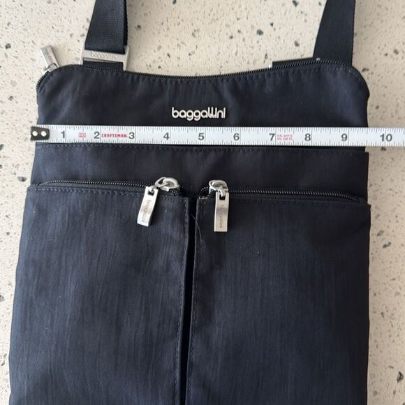Baggallini Black Nylon Messenger Crossbody Bag Versatile Minimalist Travel EUC - Picture 9 of 12